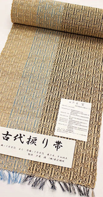 繊細な3面 彫刻♦️百合紋章♦️高級 アンティークコンパクトチェスト♦️送料込 繊細な3面 彫刻☆百合紋章 高級 アンティークコンパクトチェスト